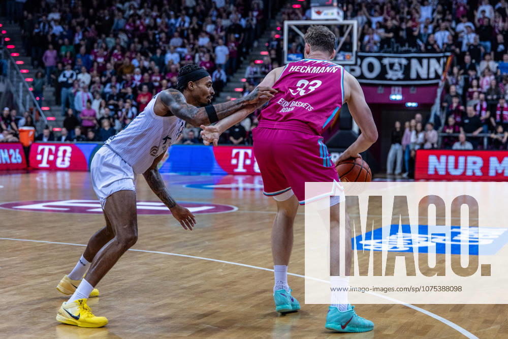 Patrick Heckmann (Telekom Baskets Bonn, 33) vs Michael Weathers (MLP Academics Heidelberg, 20) Telekom Baskets Bonn vs. MLP Academics Heidelberg, Basketball, easy Credit BBL, 27. Spieltag, 2025 2026, 02.04.2026 Telekom Baskets Bonn vs. MLP Academics Heidelberg, Basketball, easy Credit BBL, 27. Spieltag, 2025 2026, 02.04.2026 Bonn
