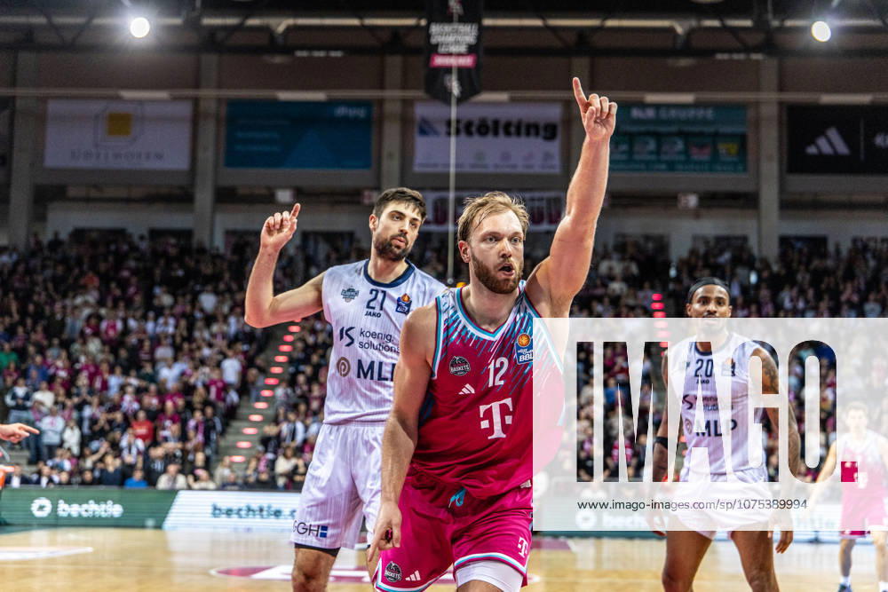 Melvin Jostmann (Telekom Baskets Bonn, 12) freut sich ueber einen Ballgewinn, Mateo Seric (MLP Academics Heidelberg, 21) Telekom Baskets Bonn vs. MLP Academics Heidelberg, Basketball, easy Credit BBL, 27. Spieltag, 2025 2026, 02.04.2026 Telekom Baskets Bonn vs. MLP Academics Heidelberg, Basketball, easy Credit BBL, 27. Spieltag, 2025 2026, 02.04.2026 Bonn