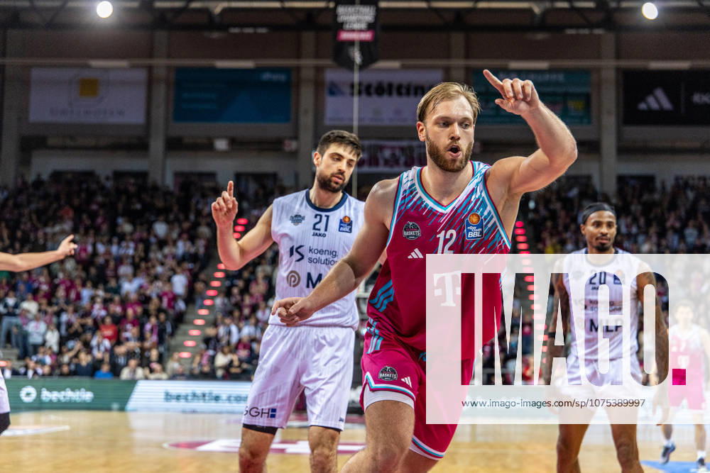 Melvin Jostmann (Telekom Baskets Bonn, 12) freut sich ueber einen Ballgewinn, Mateo Seric (MLP Academics Heidelberg, 21) Telekom Baskets Bonn vs. MLP Academics Heidelberg, Basketball, easy Credit BBL, 27. Spieltag, 2025 2026, 02.04.2026 Telekom Baskets Bonn vs. MLP Academics Heidelberg, Basketball, easy Credit BBL, 27. Spieltag, 2025 2026, 02.04.2026 Bonn