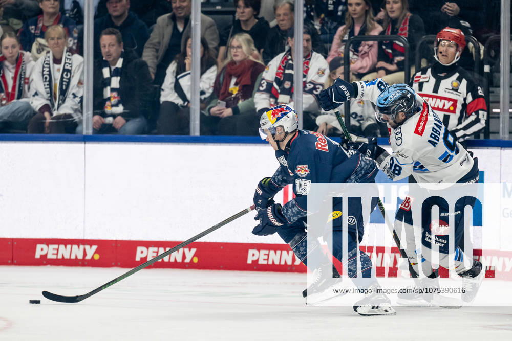 Kampf um den Puck Zweikampf zwischen Nikolaus Heigl (EHC Red Bull Muenchen, 15) und Peter Abbandonato (ERC Ingolstadt, 98) GER, EHC Red Bull Muenchen vs. ERC Ingolstadt, Eishockey, DEL, Playoffs, Viertelfinale Spiel 5, Saison 2025 2026, 02.04.2026. GER, EHC Red Bull Muenchen vs. ERC Ingolstadt, Eishockey, DEL, Playoffs, Viertelfinale Spiel 5, Saison 2025 2026, 02.04.2026. Muenchen
