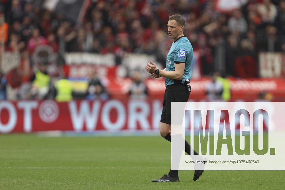 Schiedsrichter Martin Petersen schaut waehrend des Spiels der Bundesliga zwischen Bayer 04 Leverkusen und VfL Wolfsburg, BayArena am 04. April 2026 in Leverkusen, Deutschland. (Foto von Oliver Kaelke DeFodi Images) +++ Schiedsrichter Martin Petersen looks on during the Bundesliga match between Bayer 04 Leverkusen and VfL Wolfsburg at BayArena on April 4, 2026 in Leverkusen, Germany. (Photo by Oliver Kaelke DeFodi Images) DFL regulations prohibit any use of photographs as image sequences and or quasi-video. (Photo by Oliver Kaelke DeFodi Images) -