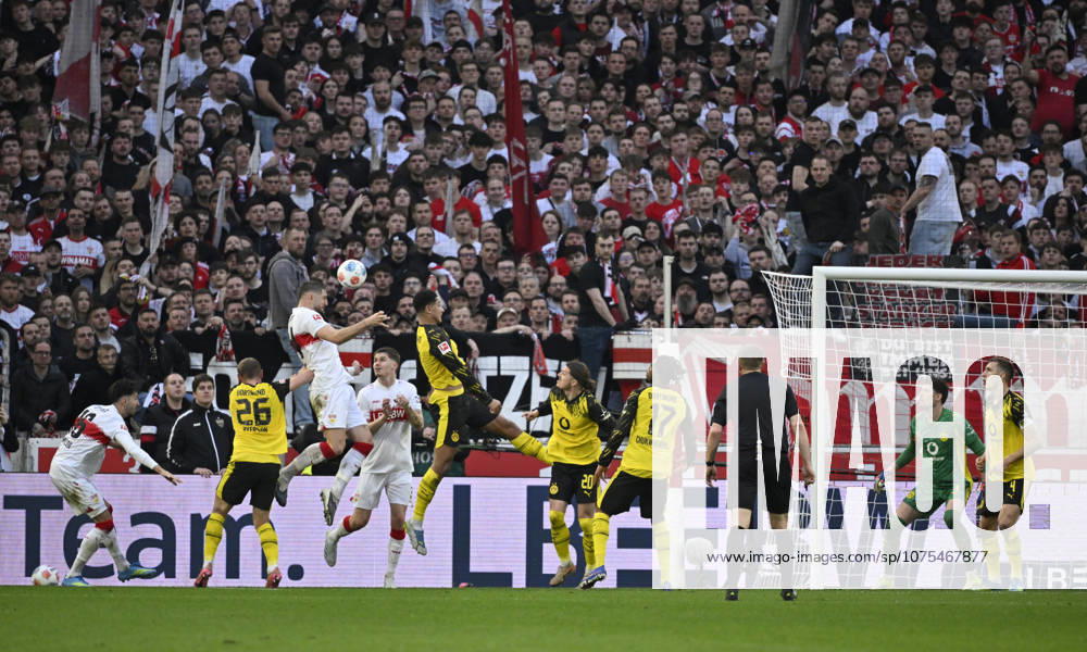 Strafraumszene, Torraumszene Torschuss Aktion Torchance Kopfballduell Zweikampf Aktion Jeff Chabot VfB Stuttgart (24) VfB Stuttgart vs Borussia Dortmund BVB 04.04.2026 DFL REGULATIONS PROHIBIT ANY USE OF PHOTOGRAPHS AS IMAGE SEQUENCES AND OR QUASI-VIDEO VfB Stuttgart vs Borussia Dortmund BVB