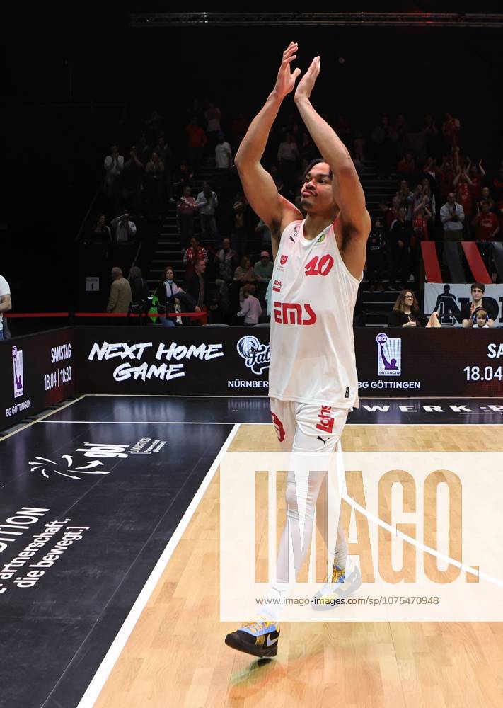 Basketball - Saison 2025 2026 - 2. Bundesliga Pro-A - 30. Spieltag: Nürnberg Falcons Basketball Club NBC - VfL SparkassenStars Bochum - Sportfoto Zink DaMa - - Freude Jubel nach Spielende - Evan Derek Taylor (10, Nürnberg Falcons BC NBC ) applaudiert klatscht in die Hände bedankt sich bei Zuschauer Publikum Fans