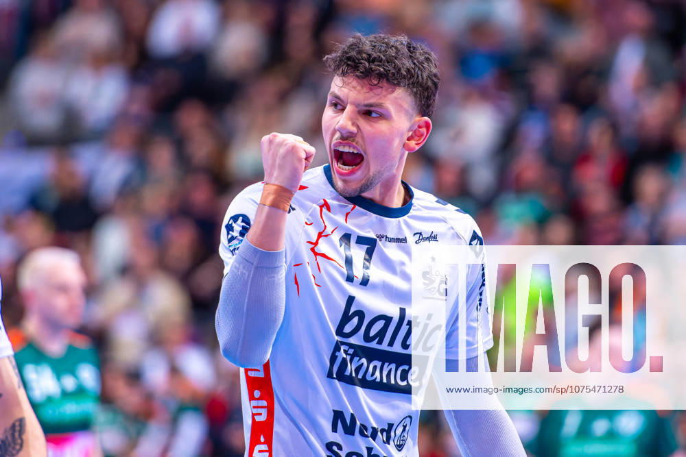 Marko Grgić (SG Flensburg-Handewitt, Nr. 17) (v.l.), TSV Hannover-Burgdorf (grün) gegen SG Flensburg-Handewitt (weiß) am 27. Spieltag der Saison 2025 2026 in der DAIKIN Handball-Bundesliga (04.04.2026, ZAG Arena (Hannover, GER),
