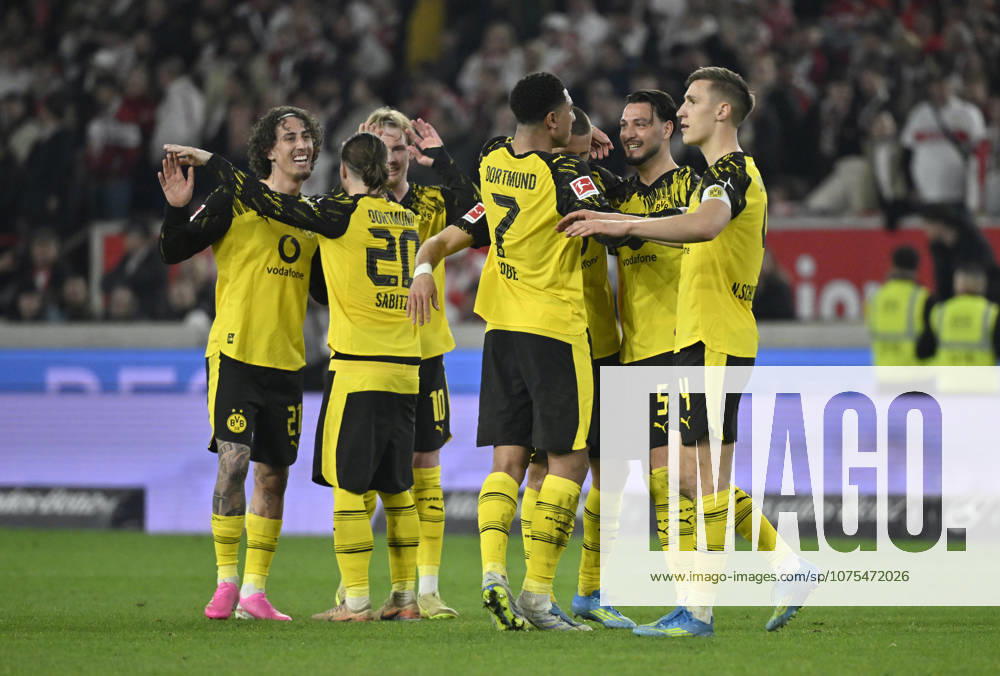 Nach Spielende: Schlussjubel, Freude, Glueck, Jubel BVB Borussia Dortmund VfB Stuttgart vs Borussia Dortmund BVB 04.04.2026 DFL REGULATIONS PROHIBIT ANY USE OF PHOTOGRAPHS AS IMAGE SEQUENCES AND OR QUASI-VIDEO VfB Stuttgart vs Borussia Dortmund BVB