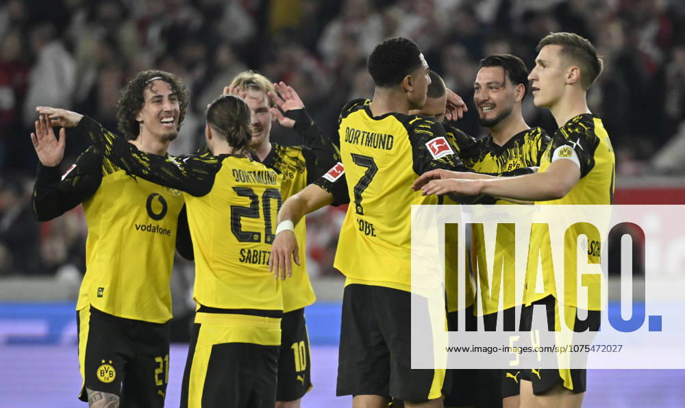 Nach Spielende: Schlussjubel, Freude, Glueck, Jubel BVB Borussia Dortmund VfB Stuttgart vs Borussia Dortmund BVB 04.04.2026 DFL REGULATIONS PROHIBIT ANY USE OF PHOTOGRAPHS AS IMAGE SEQUENCES AND OR QUASI-VIDEO VfB Stuttgart vs Borussia Dortmund BVB