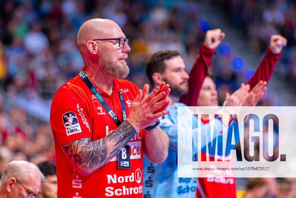 AleÅ¡ Pajović (SG Flensburg-Handewitt, Trainer) (v.l.), TSV Hannover-Burgdorf (grün) gegen SG Flensburg-Handewitt (weiß) am 27. Spieltag der Saison 2025 2026 in der DAIKIN Handball-Bundesliga (04.04.2026, ZAG Arena (Hannover, GER),