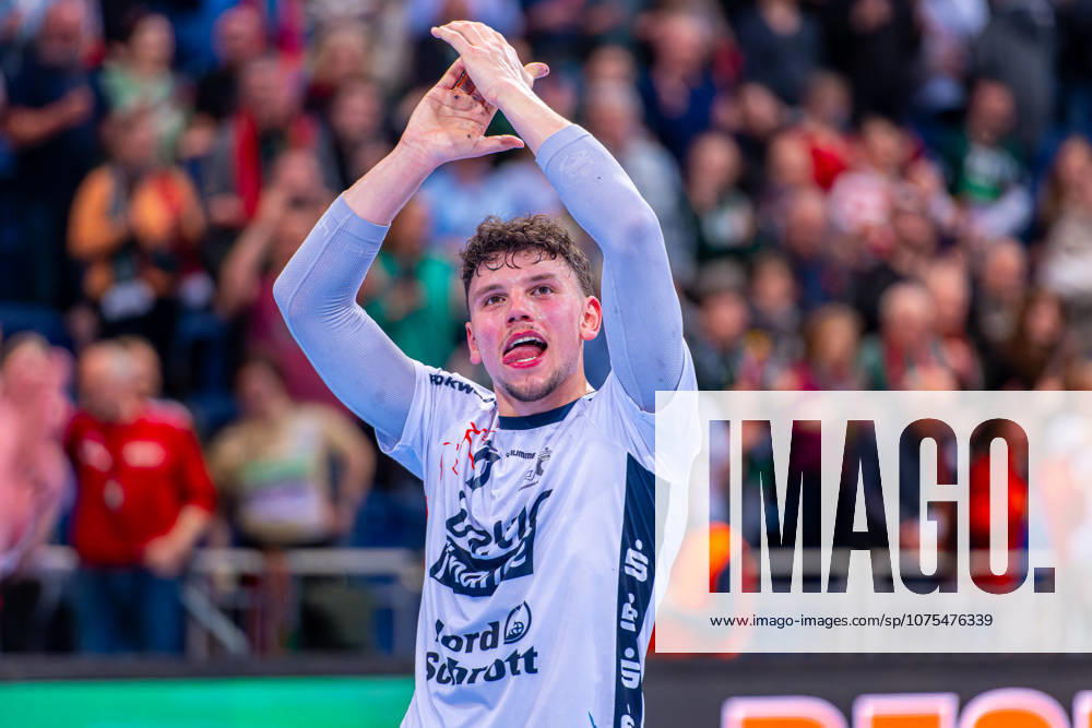 Marko GrgiÄ‡ (SG Flensburg-Handewitt, Nr. 17) (v.l.), TSV Hannover-Burgdorf (grün) gegen SG Flensburg-Handewitt (weiß) am 27. Spieltag der Saison 2025 2026 in der DAIKIN Handball-Bundesliga (04.04.2026, ZAG Arena (Hannover, GER),