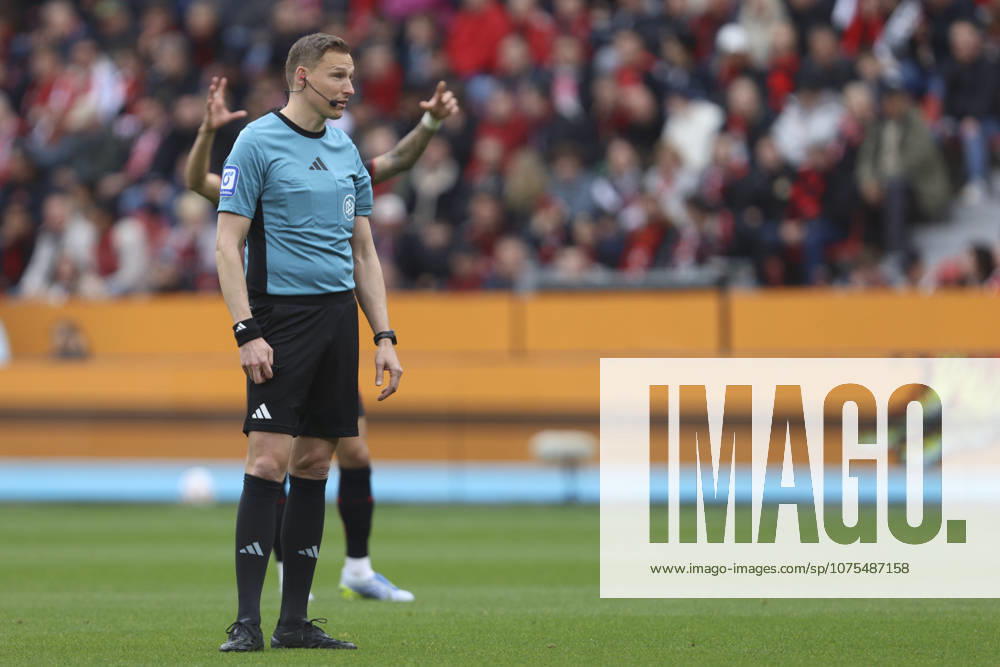 Schiedsrichter Martin Petersen schaut waehrend des Spiels der Bundesliga zwischen Bayer 04 Leverkusen und VfL Wolfsburg, BayArena am 04. April 2026 in Leverkusen, Deutschland. (Foto von Oliver Kaelke DeFodi Images) +++ Schiedsrichter Martin Petersen looks on during the Bundesliga match between Bayer 04 Leverkusen and VfL Wolfsburg at BayArena on April 4, 2026 in Leverkusen, Germany. (Photo by Oliver Kaelke DeFodi Images) DFL regulations prohibit any use of photographs as image sequences and or quasi-video. (Photo by Oliver Kaelke DeFodi Images) -