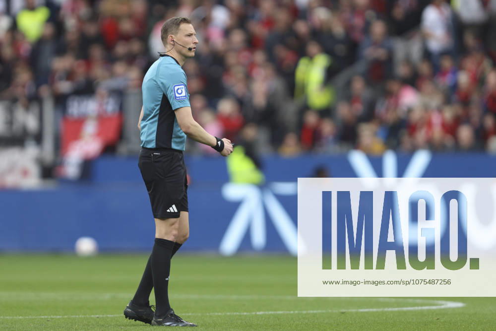 Schiedsrichter Martin Petersen schaut waehrend des Spiels der Bundesliga zwischen Bayer 04 Leverkusen und VfL Wolfsburg, BayArena am 04. April 2026 in Leverkusen, Deutschland. (Foto von Oliver Kaelke DeFodi Images) +++ Schiedsrichter Martin Petersen looks on during the Bundesliga match between Bayer 04 Leverkusen and VfL Wolfsburg at BayArena on April 4, 2026 in Leverkusen, Germany. (Photo by Oliver Kaelke DeFodi Images) DFL regulations prohibit any use of photographs as image sequences and or quasi-video. (Photo by Oliver Kaelke DeFodi Images) -