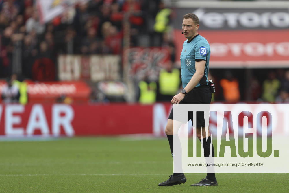 Schiedsrichter Martin Petersen schaut waehrend des Spiels der Bundesliga zwischen Bayer 04 Leverkusen und VfL Wolfsburg, BayArena am 04. April 2026 in Leverkusen, Deutschland. (Foto von Oliver Kaelke DeFodi Images) +++ Schiedsrichter Martin Petersen looks on during the Bundesliga match between Bayer 04 Leverkusen and VfL Wolfsburg at BayArena on April 4, 2026 in Leverkusen, Germany. (Photo by Oliver Kaelke DeFodi Images) DFL regulations prohibit any use of photographs as image sequences and or quasi-video. (Photo by Oliver Kaelke DeFodi Images) -