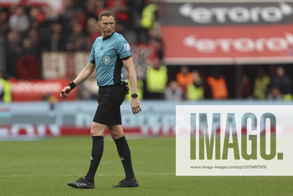 Schiedsrichter Martin Petersen schaut waehrend des Spiels der Bundesliga zwischen Bayer 04 Leverkusen und VfL Wolfsburg, BayArena am 04. April 2026 in Leverkusen, Deutschland. (Foto von Oliver Kaelke DeFodi Images) +++ Schiedsrichter Martin Petersen looks on during the Bundesliga match between Bayer 04 Leverkusen and VfL Wolfsburg at BayArena on April 4, 2026 in Leverkusen, Germany. (Photo by Oliver Kaelke DeFodi Images) DFL regulations prohibit any use of photographs as image sequences and or quasi-video. (Photo by Oliver Kaelke DeFodi Images) -