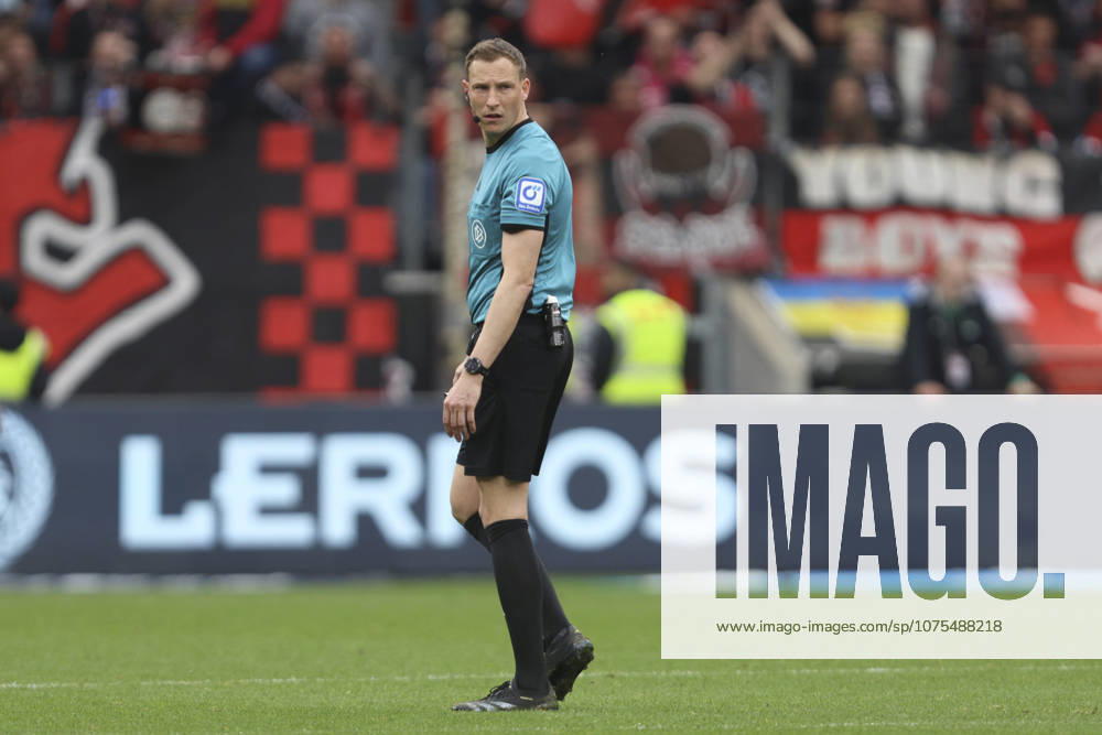 Schiedsrichter Martin Petersen schaut waehrend des Spiels der Bundesliga zwischen Bayer 04 Leverkusen und VfL Wolfsburg, BayArena am 04. April 2026 in Leverkusen, Deutschland. (Foto von Oliver Kaelke DeFodi Images) +++ Schiedsrichter Martin Petersen looks on during the Bundesliga match between Bayer 04 Leverkusen and VfL Wolfsburg at BayArena on April 4, 2026 in Leverkusen, Germany. (Photo by Oliver Kaelke DeFodi Images) DFL regulations prohibit any use of photographs as image sequences and or quasi-video. (Photo by Oliver Kaelke DeFodi Images) -