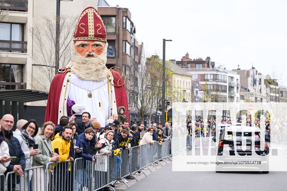 Cycling fans pictured during the men s race of the Ronde van Vlaanderen Tour des Flandres Tour of Flanders UCI WorldTour one day cycling race, 278 km from Antwerp to Oudenaarde, Sunday 05 April 2026. DAVIDxPINTENS x169852712x