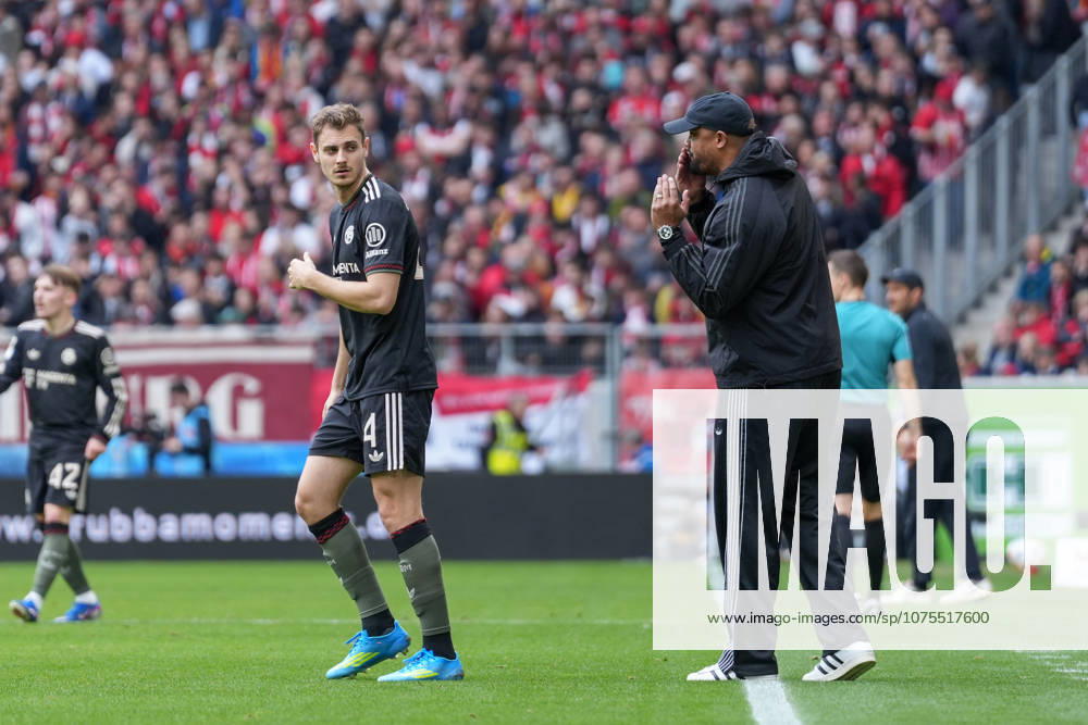 Vincent Kompany (FC Bayern München, Cheftrainer) im Gespräch mit Josip StaniÅ¡ić Josip Stanisic (FC Bayern München, 44) , Deutschland, Fussball, 1. Bundesliga, 28.Spieltag, 2025 2026, SC Freiburg vs. FC Bayern München, 04.04.2026, Europa-Park Stadion, Freiburg, Deutschland DFL REGULATIONS PROHIBIT ANY USE OF PHOTOGRAPHS AS IMAGE SEQUENCES AND OR QUASI-VIDEO. Freiburg Europa-Park Stadion Baden-Württemberg Deutschland