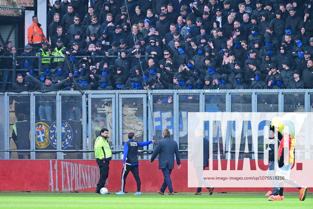 , Stadium De Adelaarshorst , season 2025 2026 , Dutch Eredivisie football . match between Go Ahead Eagles and PEC Zwolle, Picture shows PEC Zwolle player Ryan Thomas, Joost Broerse, Gerry Hamstra Go Ahead Eagles - PEC x202851851x