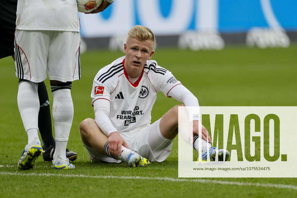 Jonathan Burkardt (Eintracht Frankfurt, 09) verletzt am Boden , Deutschland, Fussball, 1. Bundesliga, 28.Spieltag, 2025 2026, Eintracht Frankfurt vs. 1.FC Köln, 05.04.2026, Frankfurt am Main Deutsche-Bank-Park Hessen Deutschland