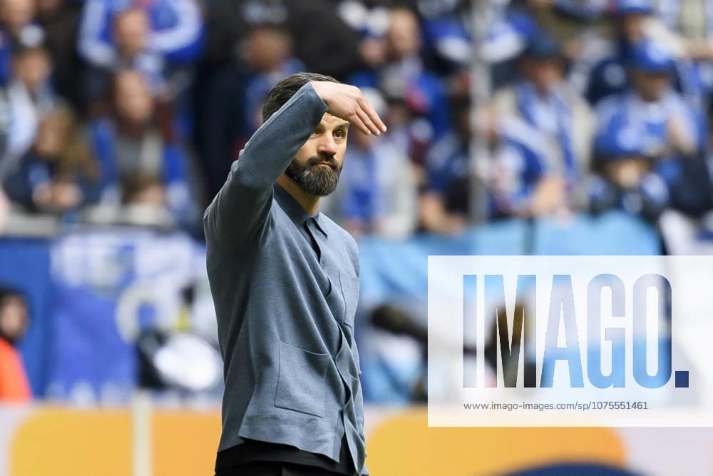Trainer Miron Muslic (FC Schalke) gestikuliert waehrend des spiels der 2. Bundesliga zwischen FC Schalke 04 und Karlsruher SC, Veltins-Arena am 05. April 2026 in Gelsenkirchen, Deutschland. (Foto von Max Maiwald DeFodi Images) +++ Trainer Miron Muslic (FC Schalke) gestures during the 2. Bundesliga match between FC Schalke 04 and Karlsruher SC at Veltins-Arena on April 5, 2026 in Gelsenkirchen, Germany. (Photo by Max Maiwald DeFodi Images) (Photo by Max Maiwald DeFodi Images) -
