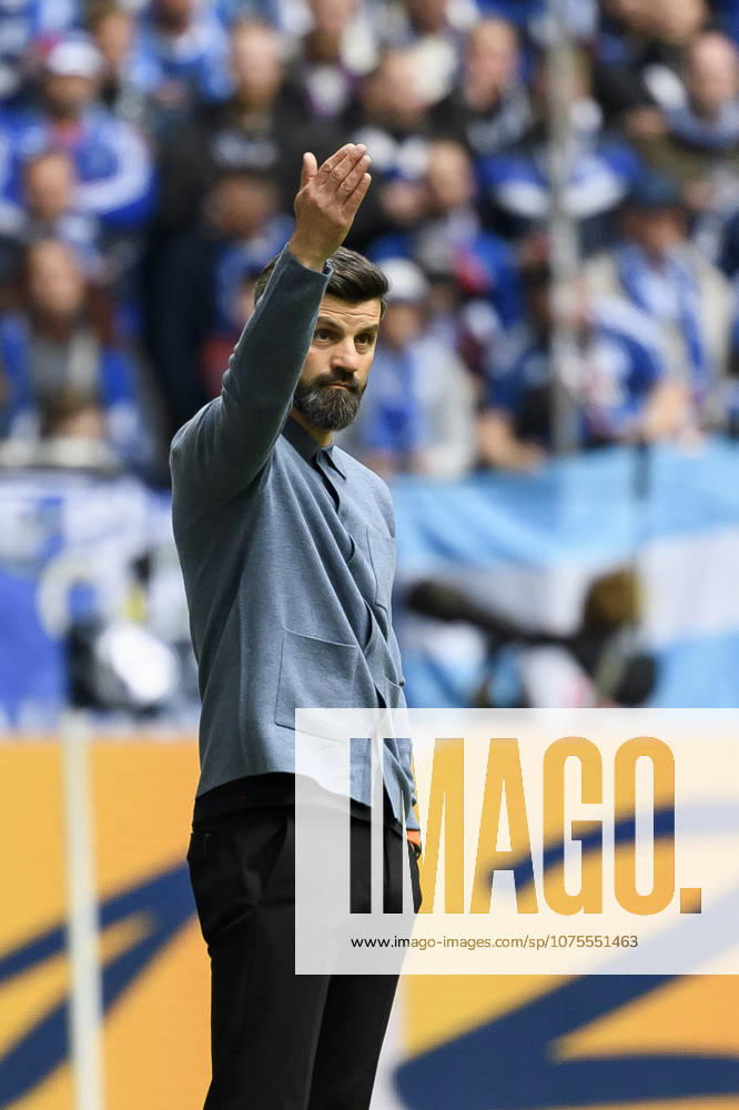 Trainer Miron Muslic (FC Schalke) gestikuliert waehrend des spiels der 2. Bundesliga zwischen FC Schalke 04 und Karlsruher SC, Veltins-Arena am 05. April 2026 in Gelsenkirchen, Deutschland. (Foto von Max Maiwald DeFodi Images) +++ Trainer Miron Muslic (FC Schalke) gestures during the 2. Bundesliga match between FC Schalke 04 and Karlsruher SC at Veltins-Arena on April 5, 2026 in Gelsenkirchen, Germany. (Photo by Max Maiwald DeFodi Images) (Photo by Max Maiwald DeFodi Images) -