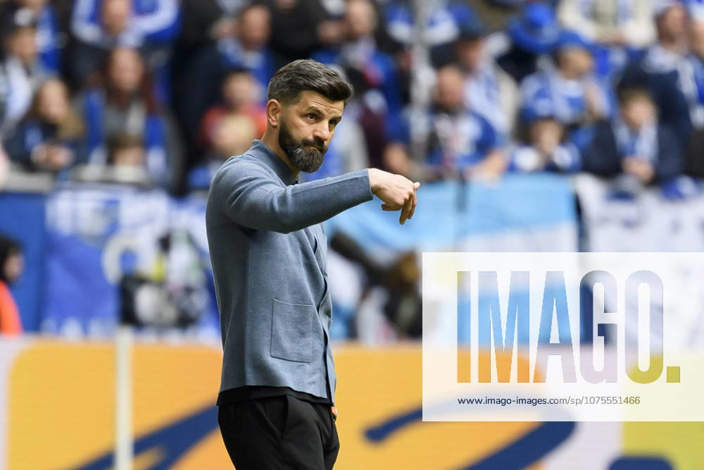 Trainer Miron Muslic (FC Schalke) gestikuliert waehrend des spiels der 2. Bundesliga zwischen FC Schalke 04 und Karlsruher SC, Veltins-Arena am 05. April 2026 in Gelsenkirchen, Deutschland. (Foto von Max Maiwald DeFodi Images) +++ Trainer Miron Muslic (FC Schalke) gestures during the 2. Bundesliga match between FC Schalke 04 and Karlsruher SC at Veltins-Arena on April 5, 2026 in Gelsenkirchen, Germany. (Photo by Max Maiwald DeFodi Images) (Photo by Max Maiwald DeFodi Images) -