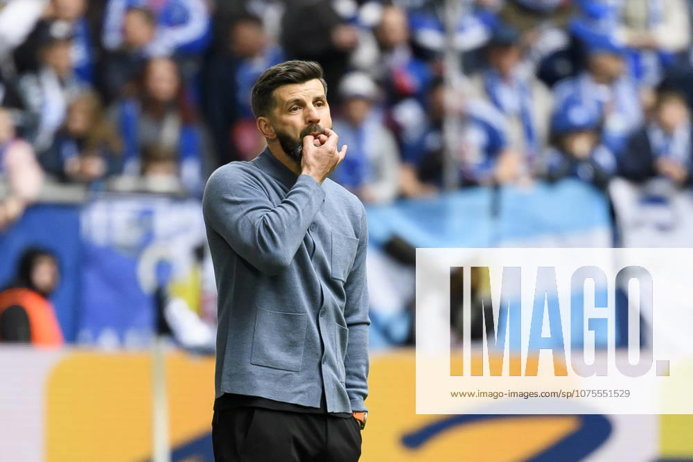 Trainer Miron Muslic (FC Schalke) gestikuliert waehrend des spiels der 2. Bundesliga zwischen FC Schalke 04 und Karlsruher SC, Veltins-Arena am 05. April 2026 in Gelsenkirchen, Deutschland. (Foto von Max Maiwald DeFodi Images) +++ Trainer Miron Muslic (FC Schalke) gestures during the 2. Bundesliga match between FC Schalke 04 and Karlsruher SC at Veltins-Arena on April 5, 2026 in Gelsenkirchen, Germany. (Photo by Max Maiwald DeFodi Images) (Photo by Max Maiwald DeFodi Images) -