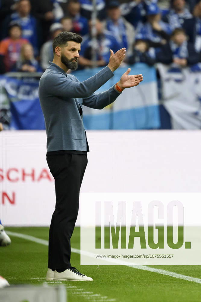 Trainer Miron Muslic (FC Schalke) gestikuliert waehrend des spiels der 2. Bundesliga zwischen FC Schalke 04 und Karlsruher SC, Veltins-Arena am 05. April 2026 in Gelsenkirchen, Deutschland. (Foto von Max Maiwald DeFodi Images) +++ Trainer Miron Muslic (FC Schalke) gestures during the 2. Bundesliga match between FC Schalke 04 and Karlsruher SC at Veltins-Arena on April 5, 2026 in Gelsenkirchen, Germany. (Photo by Max Maiwald DeFodi Images) (Photo by Max Maiwald DeFodi Images) -