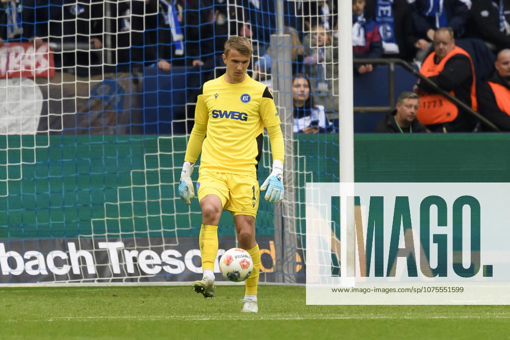 Torwart Hans Christian Bernat (Karlsruher SC) kontrolliert den Ball waehrend des spiels der 2. Bundesliga zwischen FC Schalke 04 und Karlsruher SC, Veltins-Arena am 05. April 2026 in Gelsenkirchen, Deutschland. (Foto von Max Maiwald DeFodi Images) +++ Torwart Hans Christian Bernat (Karlsruher SC) controls the ball during the 2. Bundesliga match between FC Schalke 04 and Karlsruher SC at Veltins-Arena on April 5, 2026 in Gelsenkirchen, Germany. (Photo by Max Maiwald DeFodi Images) (Photo by Max Maiwald DeFodi Images) -