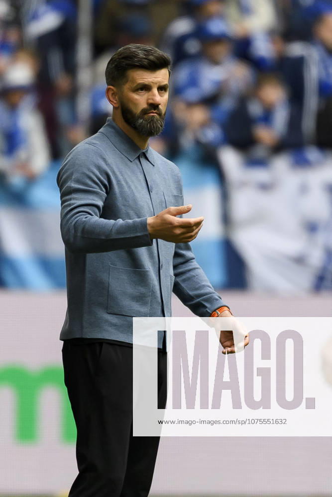 Trainer Miron Muslic (FC Schalke) gestikuliert waehrend des spiels der 2. Bundesliga zwischen FC Schalke 04 und Karlsruher SC, Veltins-Arena am 05. April 2026 in Gelsenkirchen, Deutschland. (Foto von Max Maiwald DeFodi Images) +++ Trainer Miron Muslic (FC Schalke) gestures during the 2. Bundesliga match between FC Schalke 04 and Karlsruher SC at Veltins-Arena on April 5, 2026 in Gelsenkirchen, Germany. (Photo by Max Maiwald DeFodi Images) (Photo by Max Maiwald DeFodi Images) -
