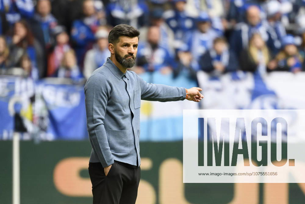 Trainer Miron Muslic (FC Schalke) gestikuliert waehrend des spiels der 2. Bundesliga zwischen FC Schalke 04 und Karlsruher SC, Veltins-Arena am 05. April 2026 in Gelsenkirchen, Deutschland. (Foto von Max Maiwald DeFodi Images) +++ Trainer Miron Muslic (FC Schalke) gestures during the 2. Bundesliga match between FC Schalke 04 and Karlsruher SC at Veltins-Arena on April 5, 2026 in Gelsenkirchen, Germany. (Photo by Max Maiwald DeFodi Images) (Photo by Max Maiwald DeFodi Images) -