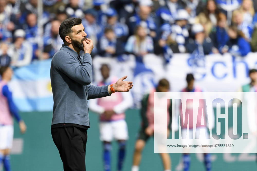 Trainer Miron Muslic (FC Schalke) gestikuliert waehrend des spiels der 2. Bundesliga zwischen FC Schalke 04 und Karlsruher SC, Veltins-Arena am 05. April 2026 in Gelsenkirchen, Deutschland. (Foto von Max Maiwald DeFodi Images) +++ Trainer Miron Muslic (FC Schalke) gestures during the 2. Bundesliga match between FC Schalke 04 and Karlsruher SC at Veltins-Arena on April 5, 2026 in Gelsenkirchen, Germany. (Photo by Max Maiwald DeFodi Images) (Photo by Max Maiwald DeFodi Images) -