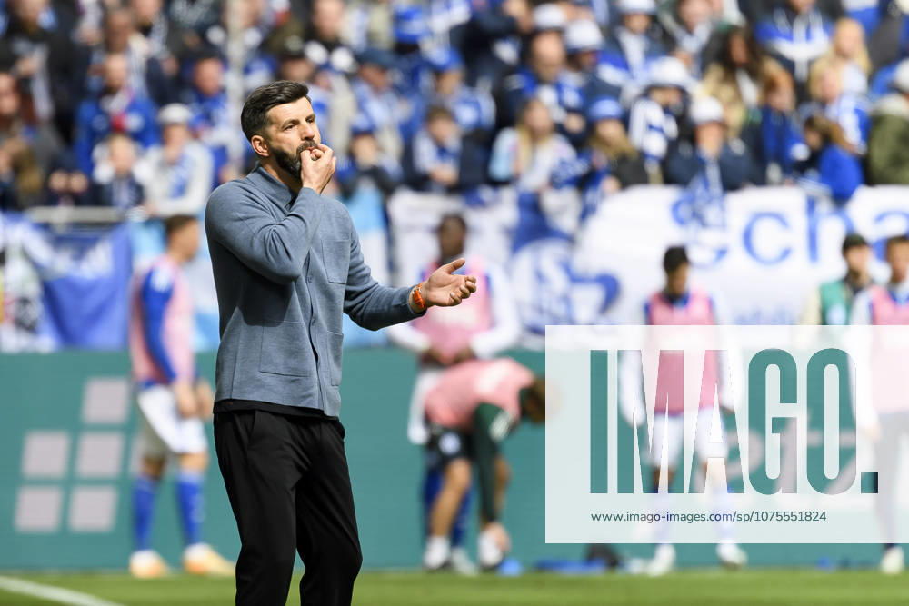 Trainer Miron Muslic (FC Schalke) gestikuliert waehrend des spiels der 2. Bundesliga zwischen FC Schalke 04 und Karlsruher SC, Veltins-Arena am 05. April 2026 in Gelsenkirchen, Deutschland. (Foto von Max Maiwald DeFodi Images) +++ Trainer Miron Muslic (FC Schalke) gestures during the 2. Bundesliga match between FC Schalke 04 and Karlsruher SC at Veltins-Arena on April 5, 2026 in Gelsenkirchen, Germany. (Photo by Max Maiwald DeFodi Images) (Photo by Max Maiwald DeFodi Images) -