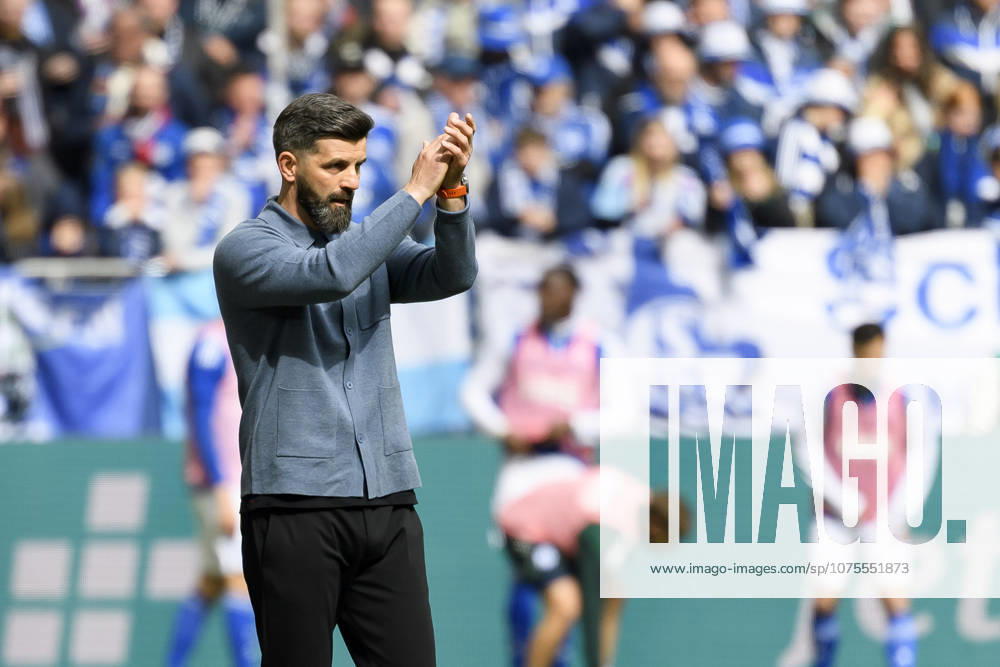 Trainer Miron Muslic (FC Schalke) gestikuliert waehrend des spiels der 2. Bundesliga zwischen FC Schalke 04 und Karlsruher SC, Veltins-Arena am 05. April 2026 in Gelsenkirchen, Deutschland. (Foto von Max Maiwald DeFodi Images) +++ Trainer Miron Muslic (FC Schalke) gestures during the 2. Bundesliga match between FC Schalke 04 and Karlsruher SC at Veltins-Arena on April 5, 2026 in Gelsenkirchen, Germany. (Photo by Max Maiwald DeFodi Images) (Photo by Max Maiwald DeFodi Images) -