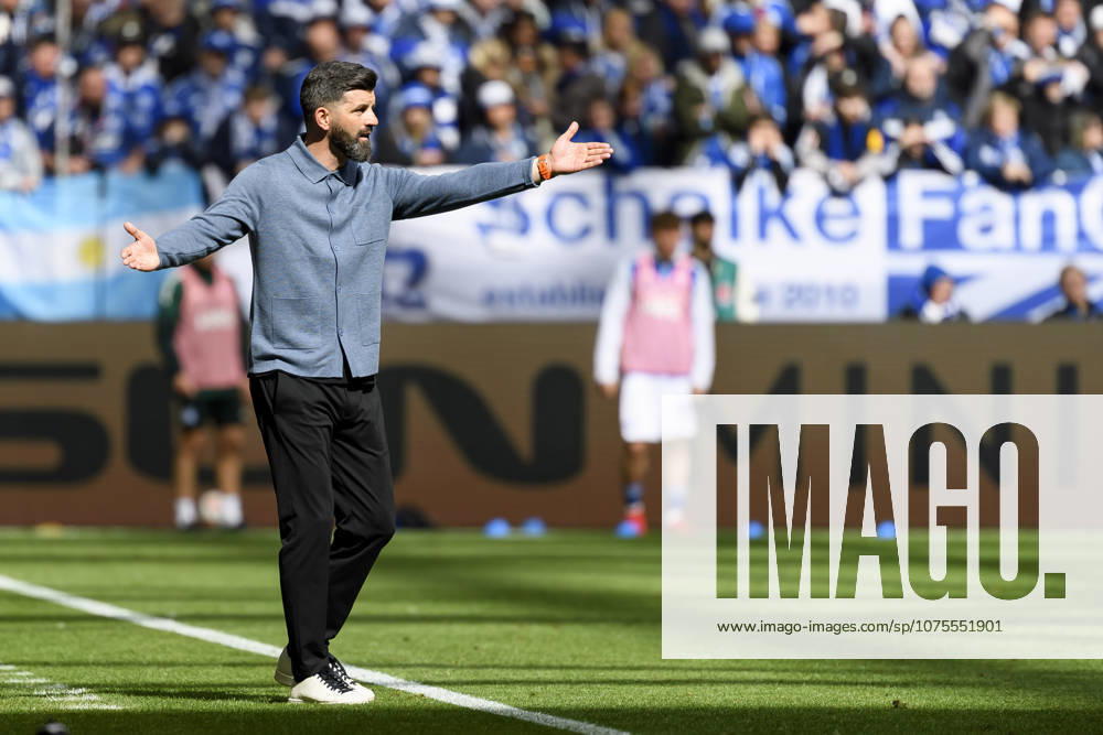 Trainer Miron Muslic (FC Schalke) gestikuliert waehrend des spiels der 2. Bundesliga zwischen FC Schalke 04 und Karlsruher SC, Veltins-Arena am 05. April 2026 in Gelsenkirchen, Deutschland. (Foto von Max Maiwald DeFodi Images) +++ Trainer Miron Muslic (FC Schalke) gestures during the 2. Bundesliga match between FC Schalke 04 and Karlsruher SC at Veltins-Arena on April 5, 2026 in Gelsenkirchen, Germany. (Photo by Max Maiwald DeFodi Images) (Photo by Max Maiwald DeFodi Images) -