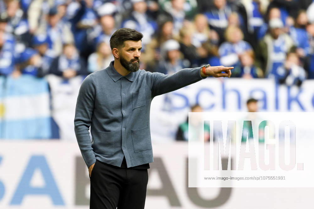 Trainer Miron Muslic (FC Schalke) gestikuliert waehrend des spiels der 2. Bundesliga zwischen FC Schalke 04 und Karlsruher SC, Veltins-Arena am 05. April 2026 in Gelsenkirchen, Deutschland. (Foto von Max Maiwald DeFodi Images) +++ Trainer Miron Muslic (FC Schalke) gestures during the 2. Bundesliga match between FC Schalke 04 and Karlsruher SC at Veltins-Arena on April 5, 2026 in Gelsenkirchen, Germany. (Photo by Max Maiwald DeFodi Images) (Photo by Max Maiwald DeFodi Images) -