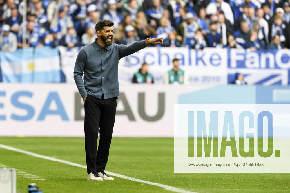 Trainer Miron Muslic (FC Schalke) gestikuliert waehrend des spiels der 2. Bundesliga zwischen FC Schalke 04 und Karlsruher SC, Veltins-Arena am 05. April 2026 in Gelsenkirchen, Deutschland. (Foto von Max Maiwald DeFodi Images) +++ Trainer Miron Muslic (FC Schalke) gestures during the 2. Bundesliga match between FC Schalke 04 and Karlsruher SC at Veltins-Arena on April 5, 2026 in Gelsenkirchen, Germany. (Photo by Max Maiwald DeFodi Images) (Photo by Max Maiwald DeFodi Images) -