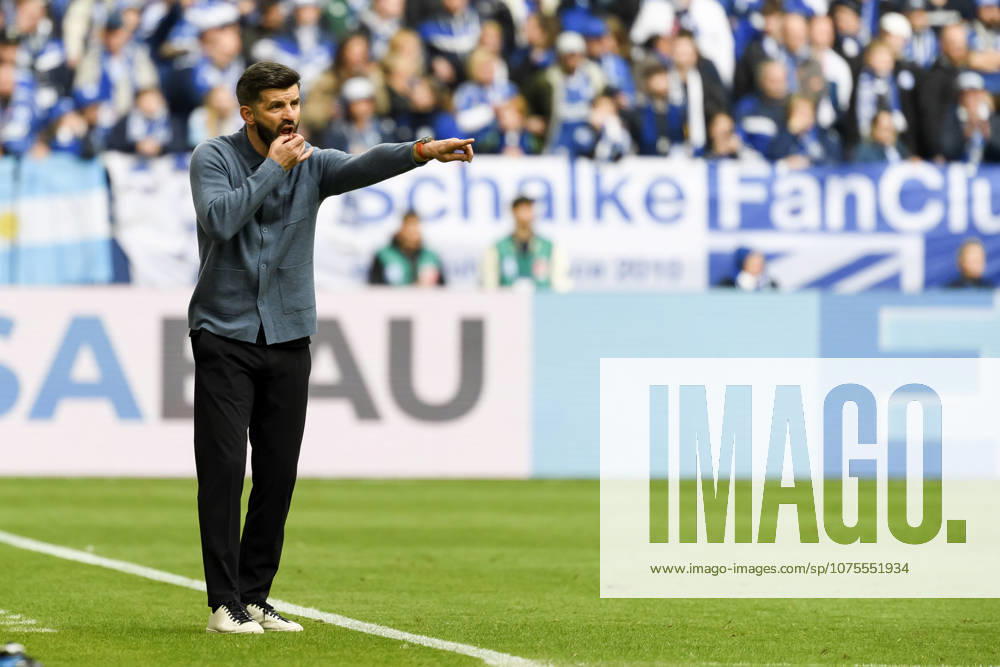 Trainer Miron Muslic (FC Schalke) gestikuliert waehrend des spiels der 2. Bundesliga zwischen FC Schalke 04 und Karlsruher SC, Veltins-Arena am 05. April 2026 in Gelsenkirchen, Deutschland. (Foto von Max Maiwald DeFodi Images) +++ Trainer Miron Muslic (FC Schalke) gestures during the 2. Bundesliga match between FC Schalke 04 and Karlsruher SC at Veltins-Arena on April 5, 2026 in Gelsenkirchen, Germany. (Photo by Max Maiwald DeFodi Images) (Photo by Max Maiwald DeFodi Images) -