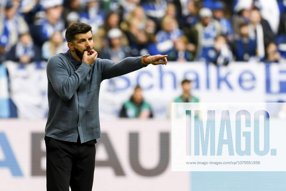 Trainer Miron Muslic (FC Schalke) gestikuliert waehrend des spiels der 2. Bundesliga zwischen FC Schalke 04 und Karlsruher SC, Veltins-Arena am 05. April 2026 in Gelsenkirchen, Deutschland. (Foto von Max Maiwald DeFodi Images) +++ Trainer Miron Muslic (FC Schalke) gestures during the 2. Bundesliga match between FC Schalke 04 and Karlsruher SC at Veltins-Arena on April 5, 2026 in Gelsenkirchen, Germany. (Photo by Max Maiwald DeFodi Images) (Photo by Max Maiwald DeFodi Images) -