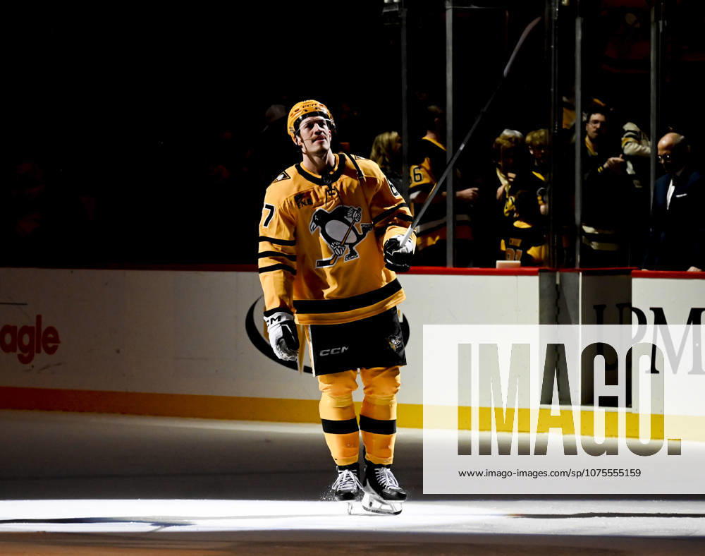 Pittsburgh Penguins right wing Rickard Rakell (67) receives top star of the game honors following the Pens 5-2 win against the Florida Panthers at PPG Paints Arena in Pittsburgh on Sunday, April 5, 2026. PIT2026040516 ARCHIExCARPENTER
