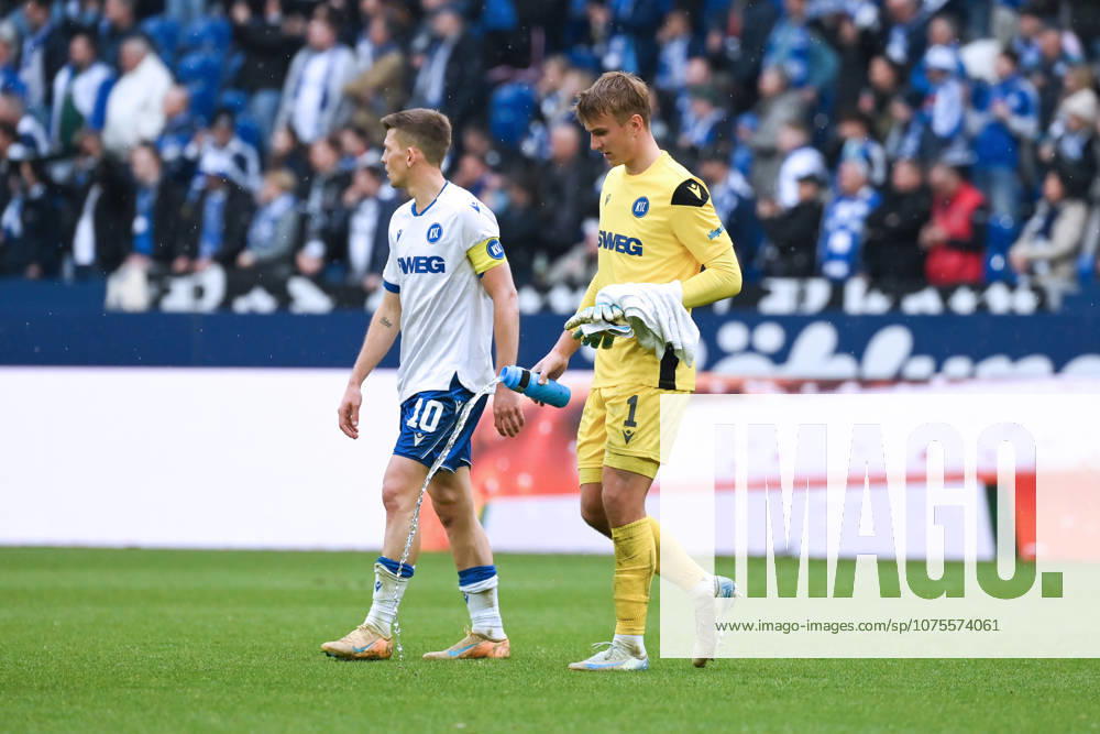 Torwart Hans Christian Bernat (Karlsruher SC), Marvin Wanitzek (Karlsruher SC), v.re. nach dem Spiel 05.04.2026, Fussball 2. Bundesliga, Saison 2025 2026, 28. Spieltag, FC Schalke 04 - Karlsruher SC 1:0 DFL regulations prohibit any use of photographs as image sequences and or quasi-video Gelsenkirchen Veltins Arena Nordrhein Westfalen Deutschland