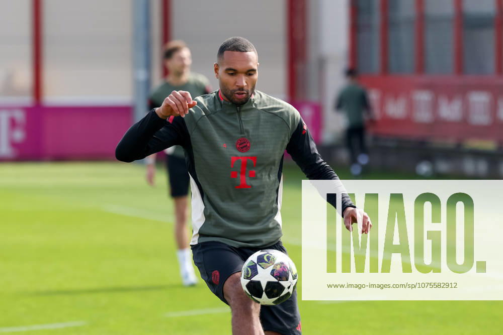 Jonathan Tah (FC Bayern Muenchen, 04) mit Ball, GER, Abschlusstraining, FC Bayern Muenchen, Fussball, UEFA Champions League, Viertelfinale, Hinspiel, Saison 2025 2026, 06.04.2026, GER, Abschlusstraining, FC Bayern Muenchen, Fussball, UEFA Champions League, Viertelfinale, Hinspiel, Saison 2025 2026, 06.04.2026 Muenchen