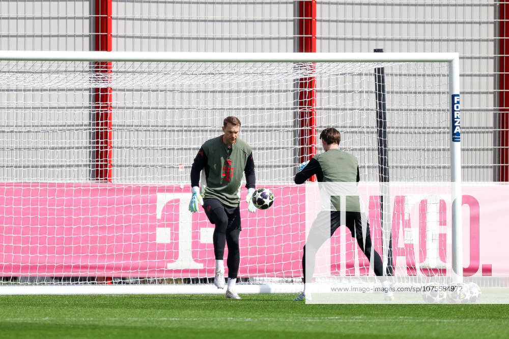 Manuel Neuer (FC Bayern Muenchen, 01) mit Jonas Urbig (FC Bayern Muenchen, 40), GER, Abschlusstraining, FC Bayern Muenchen, Fussball, UEFA Champions League, Viertelfinale, Hinspiel, Saison 2025 2026, 06.04.2026, GER, Abschlusstraining, FC Bayern Muenchen, Fussball, UEFA Champions League, Viertelfinale, Hinspiel, Saison 2025 2026, 06.04.2026 Muenchen