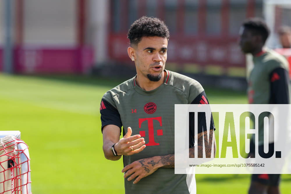 Luis Diaz (FC Bayern Muenchen, 14) gestikuliert, GER, Abschlusstraining, FC Bayern Muenchen, Fussball, UEFA Champions League, Viertelfinale, Hinspiel, Saison 2025 2026, 06.04.2026, GER, Abschlusstraining, FC Bayern Muenchen, Fussball, UEFA Champions League, Viertelfinale, Hinspiel, Saison 2025 2026, 06.04.2026 Muenchen