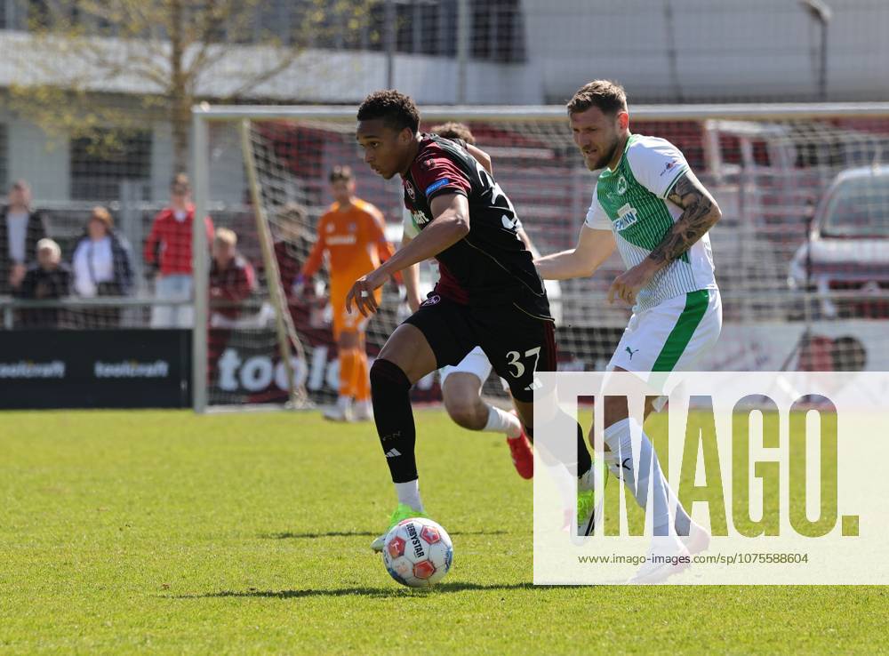 Fussball - Saison 2025 2026 - Regionalliga Bayern - 27. Spieltag: 1. FC Nürnberg FCN II ( Club ) - SpVgg Greuther Fürth II (Kleeblatt U23 ) - DaMa - - Noah Maboulou (37, 1. FC Nürnberg FCN II ) Yannick Scholz (14, SpVgg Greuther Fürth II )