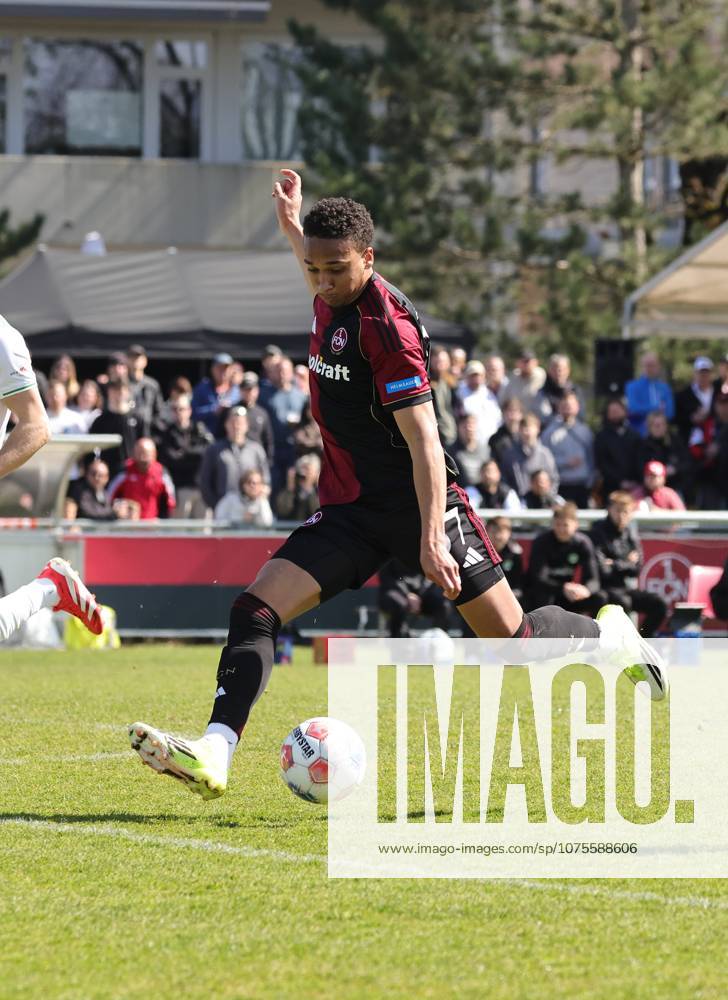 Fussball - Saison 2025 2026 - Regionalliga Bayern - 27. Spieltag: 1. FC Nürnberg FCN II ( Club ) - SpVgg Greuther Fürth II (Kleeblatt U23 ) - DaMa - - Noah Maboulou (37, 1. FC Nürnberg FCN II ) mit Torschuss