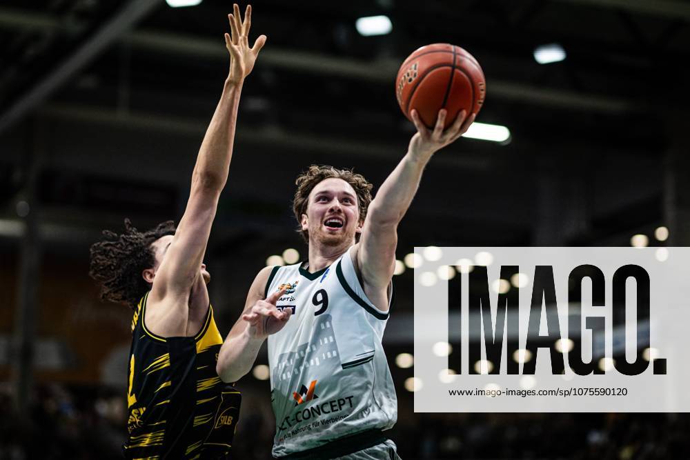 Marco Hollersbacher (Gladiators Trier) im Zweikampf mit Lenny Anigbata (MHP Riesen Ludwigsburg), Vet Concept Gladiators Trier vs MHP Riesen Ludwigsburg, Basketball, easyCredit BBL, 28. Spieltag, Saison 2025 2026, 06.04.2026 Vet Concept Gladiators Trier vs MHP Riesen Ludwigsburg, Basketball, easyCredit BBL, 28. Spieltag, Saison 2025 2026