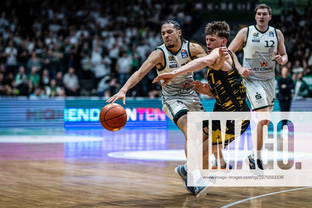 Jordan Roland (Gladiators Trier) im Zweikampf mit Julis Baumer (MHP Riesen Ludwigsburg), Vet Concept Gladiators Trier vs MHP Riesen Ludwigsburg, Basketball, easyCredit BBL, 28. Spieltag, Saison 2025 2026, 06.04.2026 Vet Concept Gladiators Trier vs MHP Riesen Ludwigsburg, Basketball, easyCredit BBL, 28. Spieltag, Saison 2025 2026