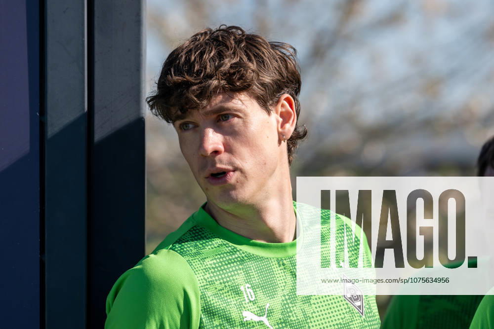 Philipp Sander (Borussia Moenchengladbach, 16) kommt auf den Platz. Oeffentliches Training Borussia Moenchengladbach auf dem Trainingsgelaende am Borussia Park, 1. Bundesliga, Fussball, Saison 2025 2026, 07.04.2026 Training Borussia Moenchengladbach, 1. Bundesliga, Saison 2025 2026, 07.04.2026 Moenchengladbach