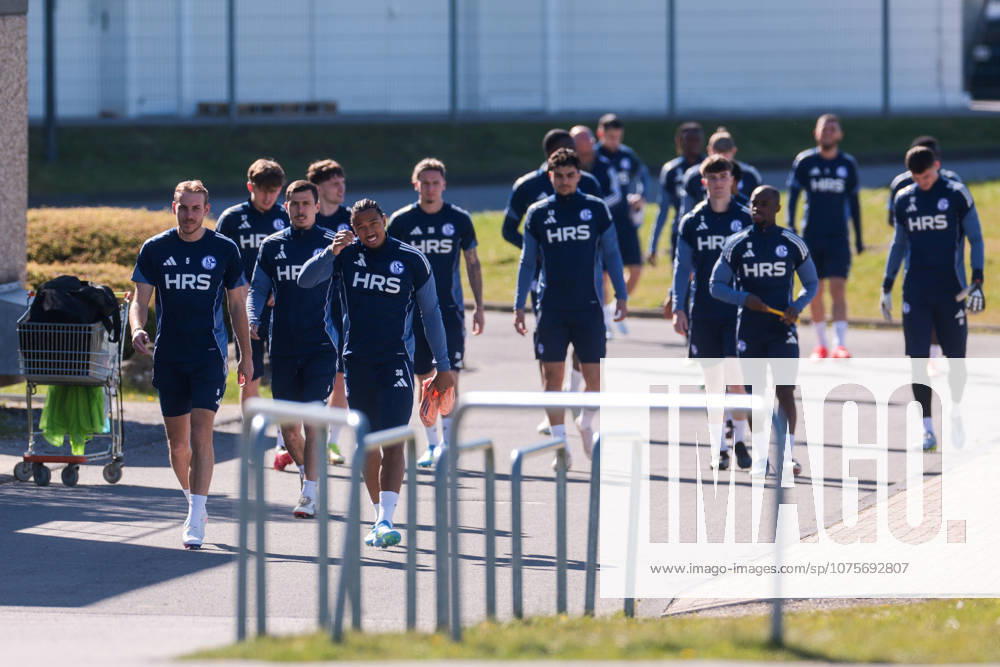 Fussball, Training des FC Schalke 04. Die Spieler des S04 gehen zum Training. Gelsenkirchen Trainingsgelände FC Schalke 04 NRW Deutschland xRHR-FOTO YYx