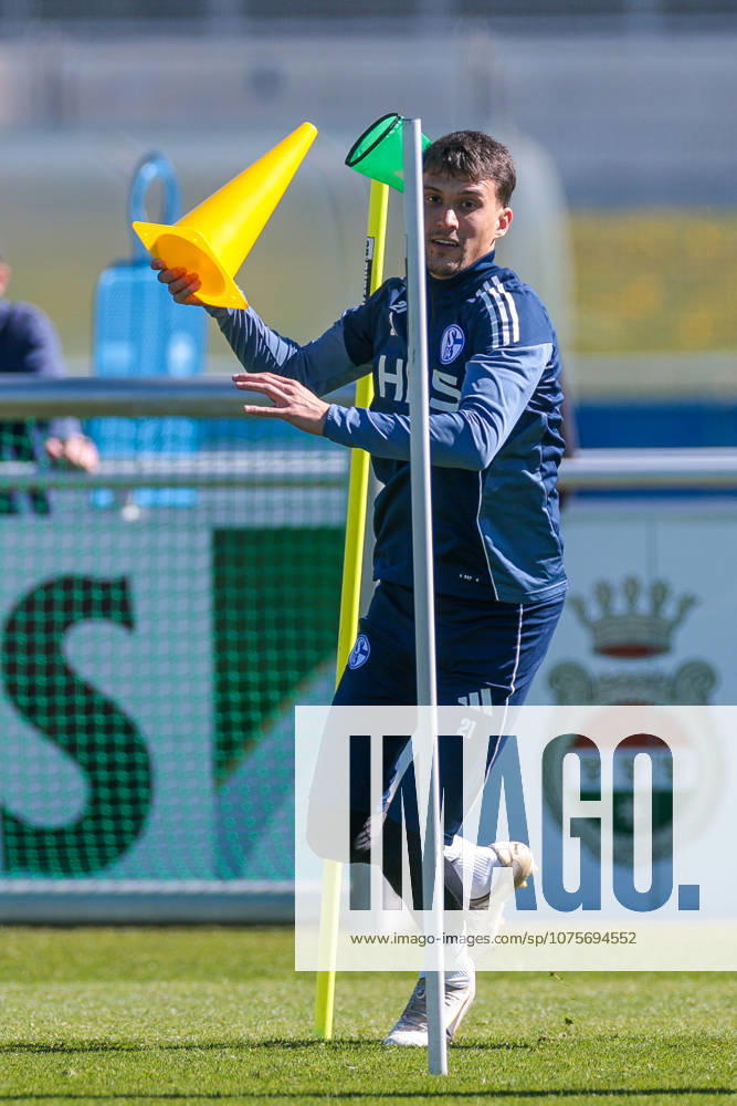 Fussball, Training des FC Schalke 04. Dejan Ljubicic (FC Schalke 04) bei einer Koordinationsübung. Gelsenkirchen Trainingsgelände FC Schalke 04 NRW Deutschland xRHR-FOTO YYx