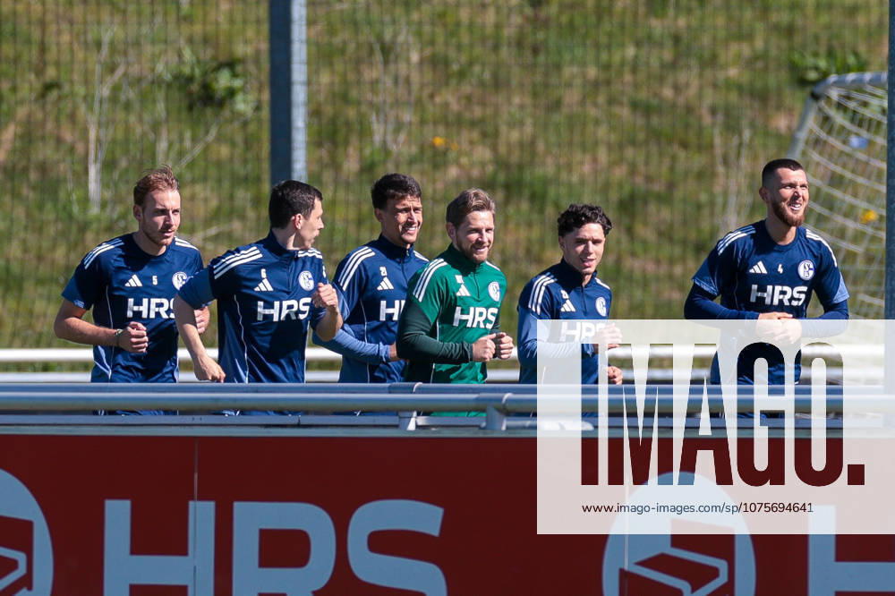 Fussball, Training des FC Schalke 04. v. l. Timo Becker (FC Schalke 04), Ron Schallenberg (FC Schalke 04), Dejan Ljubicic (FC Schalke 04), Reha-Trainer Marc Thum (FC Schalke 04), Soufiane El-Faouzi (FC Schalke 04), Hasan Kurucay (FC Schalke 04) trainieren individuell. Gelsenkirchen Trainingsgelände FC Schalke 04 NRW Deutschland xRHR-FOTO YYx